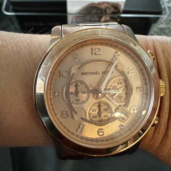 LIMITED EDITION Michael Kors Women’s Watch in Rose Gold - Picture 5 of 10